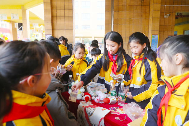 学雷锋  义卖  爱心  赶大集