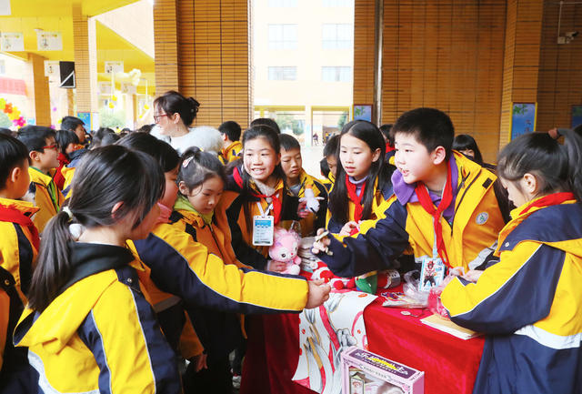 学雷锋  义卖  爱心  赶大集
