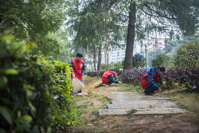 娄底 雷锋日 年志愿服务队 践行 雷锋精神