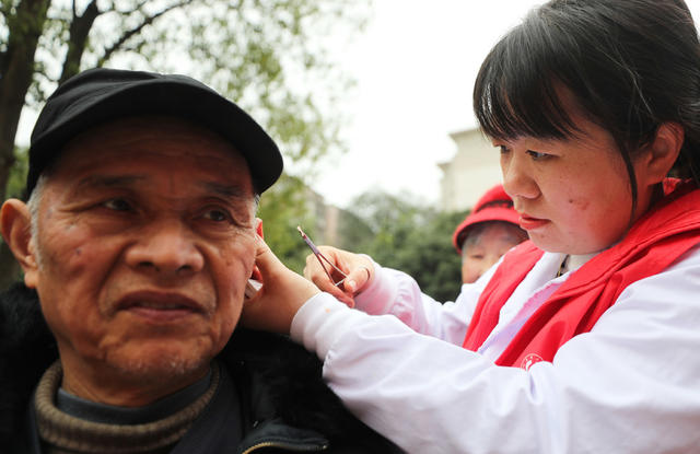 学雷锋 博士 青年 志愿者 社区 义诊