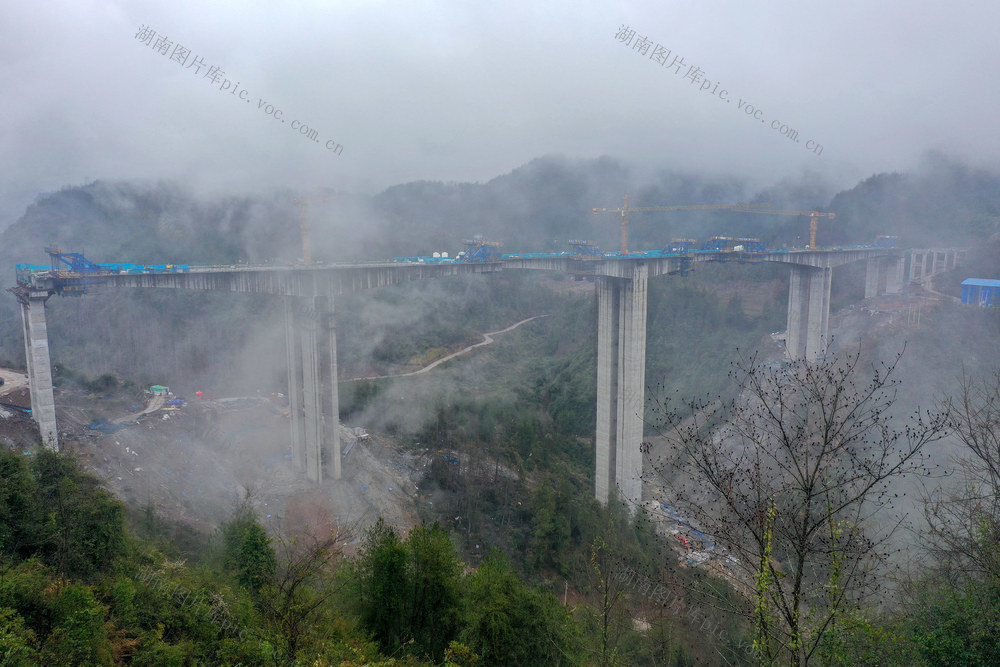 湖南 湘西 龙山 高速 公路 建设 桥梁 顺利