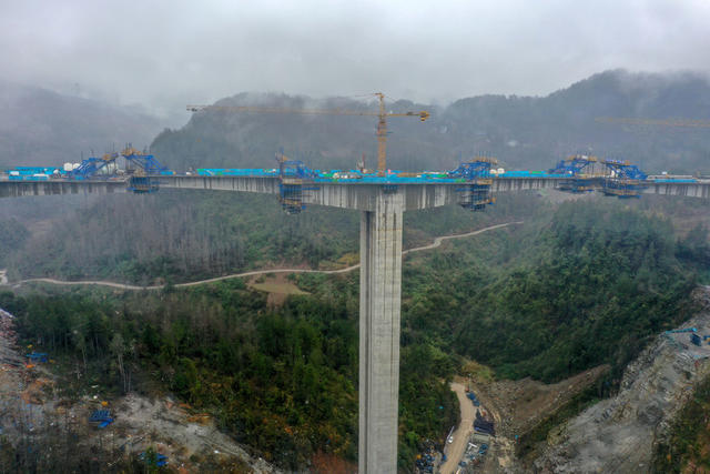 湖南 湘西 龙山 高速 公路 建设 桥梁 顺利