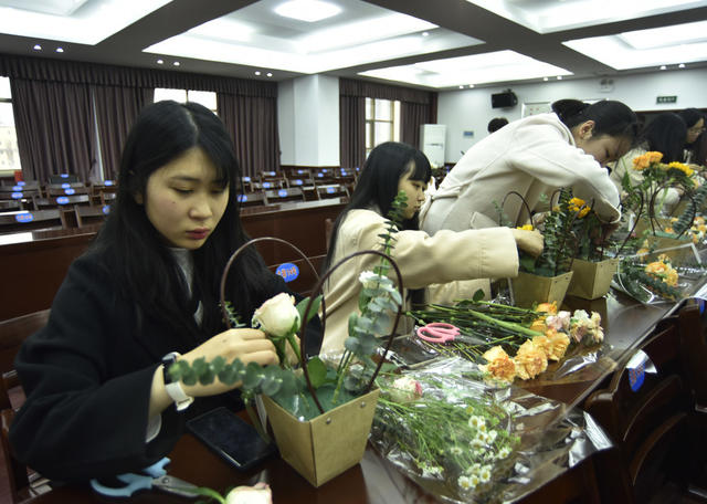 嘉禾：学插花  迎三八