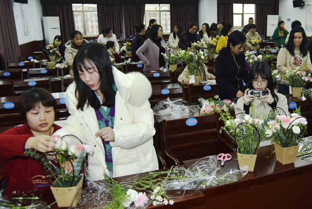 嘉禾：学插花  迎三八