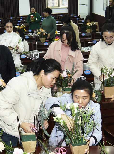 嘉禾：学插花  迎三八