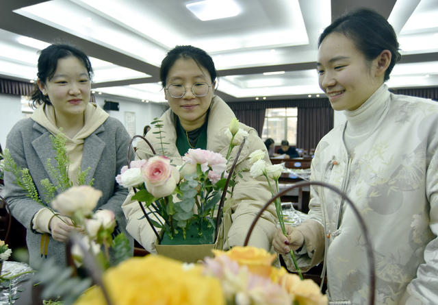 嘉禾：学插花  迎三八