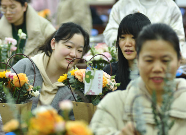 嘉禾：学插花  迎三八