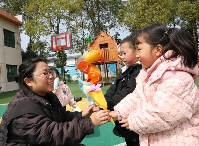 “三八妇女节”留守娃感恩女教师