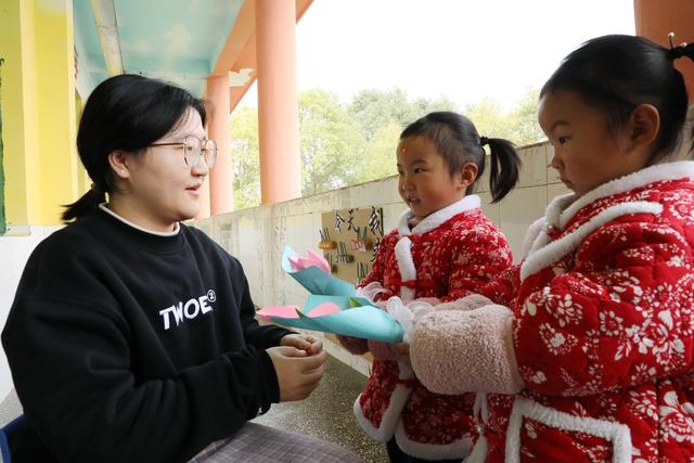 “三八妇女节”留守娃感恩女教师