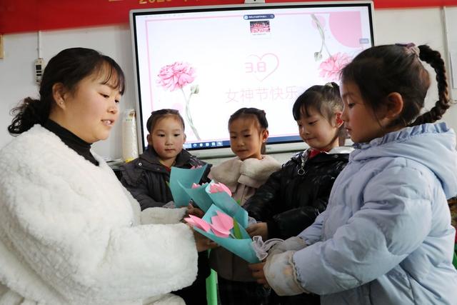 “三八妇女节”留守娃感恩女教师