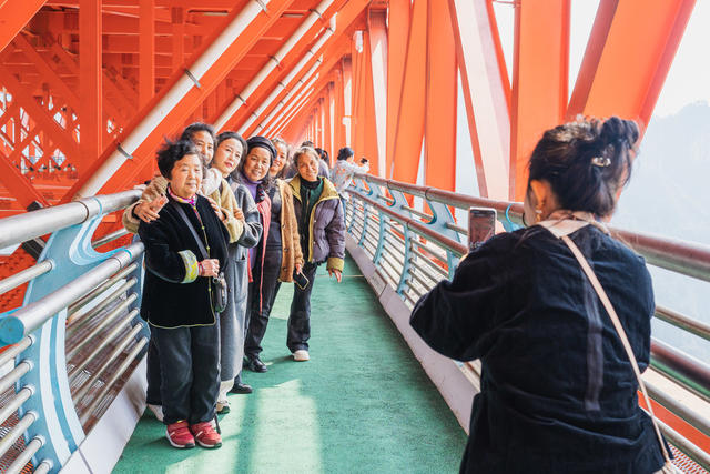 三八国际妇女节  矮寨大桥景区迎游客 