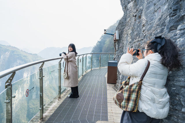 三八国际妇女节  矮寨大桥景区迎游客 