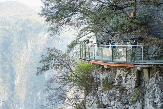 三八国际妇女节  矮寨大桥景区迎游客 