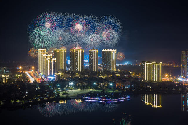 焰火  烟花  天空剧院  夜晚  长兴湖  绽放