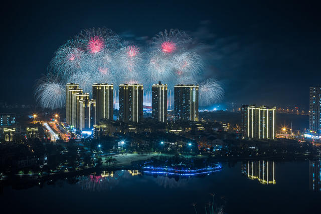 焰火  烟花  天空剧院  夜晚  长兴湖  绽放
