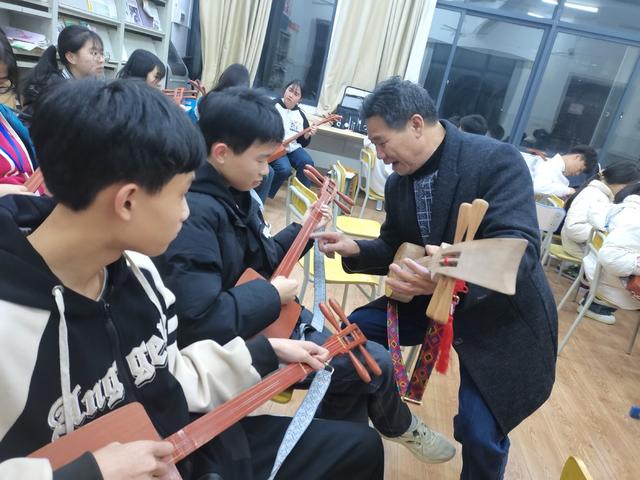 侗族琵琶；民族乐器