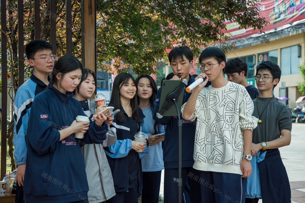 学生  艺术  义演  唱歌  步行街  周末