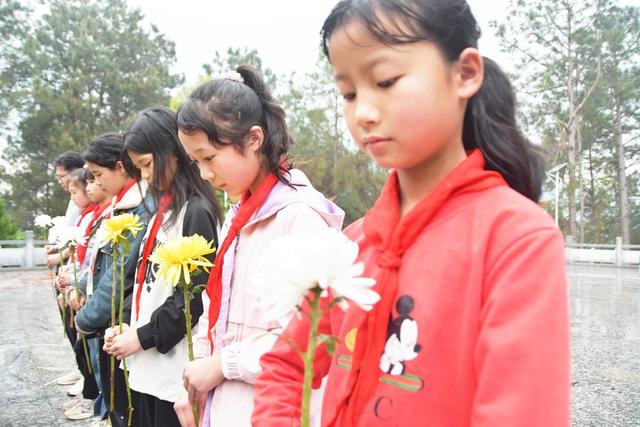 缅怀先烈  致敬英雄