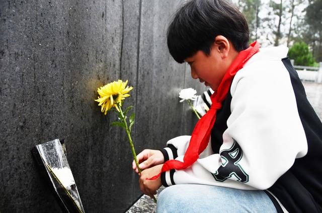 缅怀先烈  致敬英雄