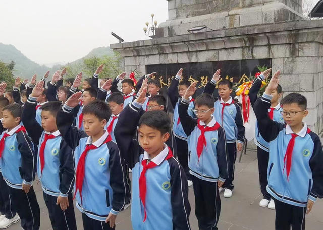 嘉禾：清明祭英烈   丰碑励童心