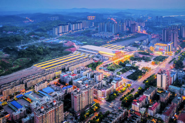 高铁 邵阳站 灯光 广场 车 火车