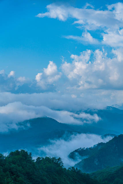 云雾 风光 风景 自然风光 山川 背景 壁纸 天空 蓝天白云 山脉 雨后云雾 旅行 旅游 森林 青山 生态环境 环保 地形 高山 蓝色 环境 自然 云景 户外 天气 云层 风景优美 夏季