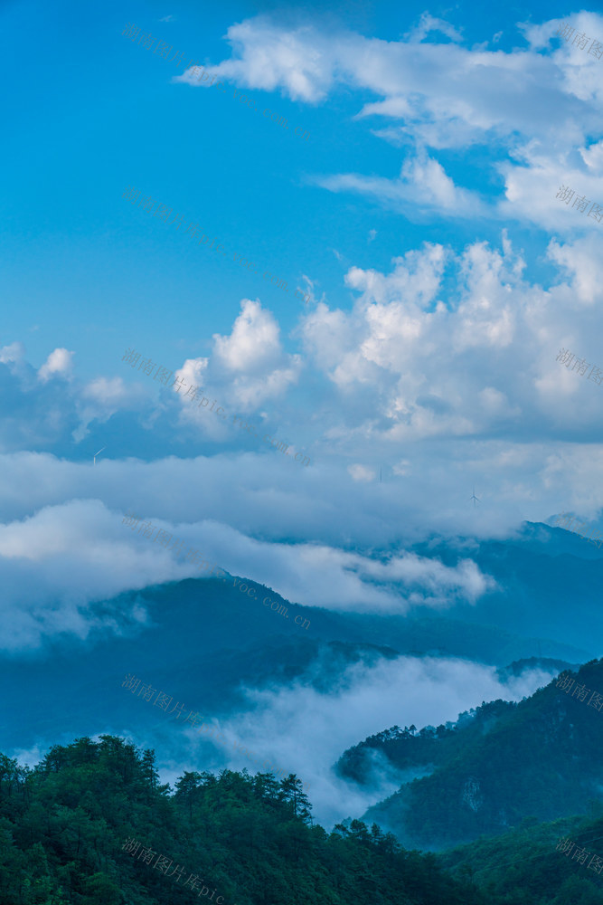 云雾 风光 风景 自然风光 山川 背景 壁纸 天空 蓝天白云 山脉 雨后云雾 旅行 旅游 森林 青山 生态环境 环保 地形 高山 蓝色 环境 自然 云景 户外 天气 云层 风景优美 夏季