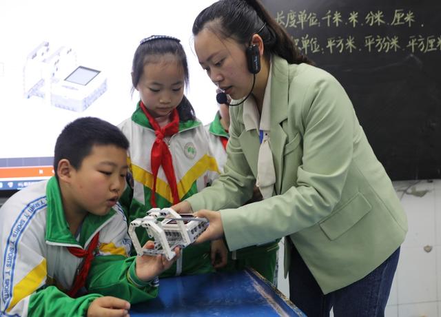 土家族 湘西 学生 苗族 小学 机器人 课程 创新 梦想 拼装 搭建 编程