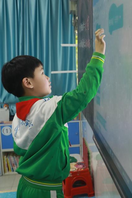 土家族 湘西 学生 苗族 小学 机器人 课程 创新 梦想 拼装 搭建 编程