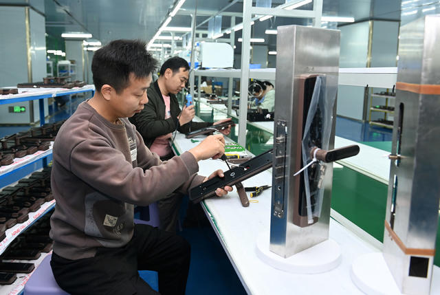 企业  经开区 工业 助企纾困 制造产业 智能锁 科技创新  产品升级  智能化 公司 