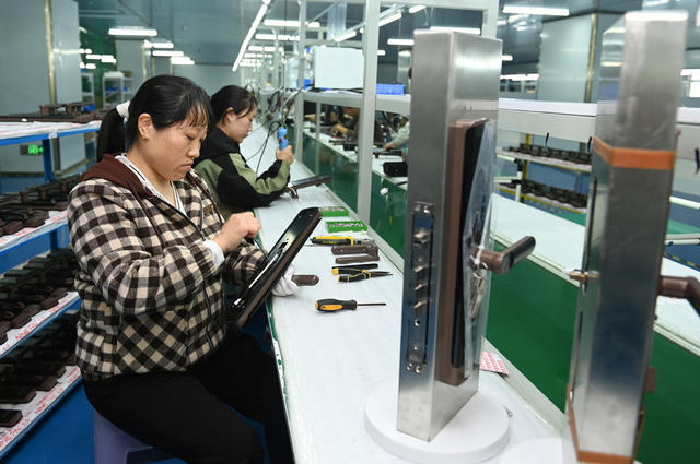 企业  经开区 工业 助企纾困 制造产业 智能锁 科技创新  产品升级  智能化 公司 