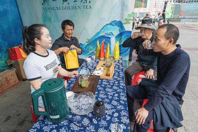 湘西黄金茶品鉴营销活动纷呈  助力农户春茶营销  提升湘西黄金茶知名度
（注：这几天销售额第一天订购1850万元，后来又陆续增加400万元，但是最后数据一直还没统计好，也不好写到正文）
