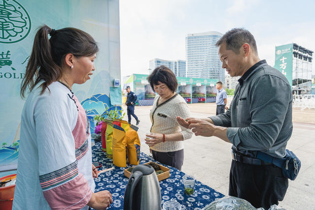 湘西黄金茶品鉴营销活动纷呈  助力农户春茶营销  提升湘西黄金茶知名度
（注：这几天销售额第一天订购1850万元，后来又陆续增加400万元，但是最后数据一直还没统计好，也不好写到正文）
