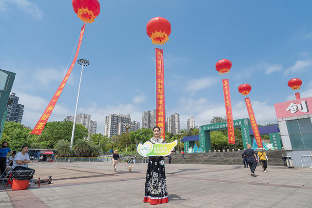 湘西黄金茶品鉴营销活动纷呈  助力农户春茶营销  提升湘西黄金茶知名度
（注：这几天销售额第一天订购1850万元，后来又陆续增加400万元，但是最后数据一直还没统计好，也不好写到正文）
