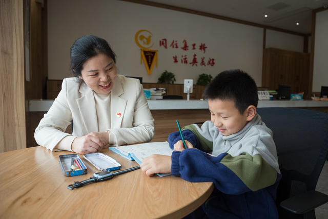 妈妈  孩子  周日  工作  社区  片长  陪伴  小区