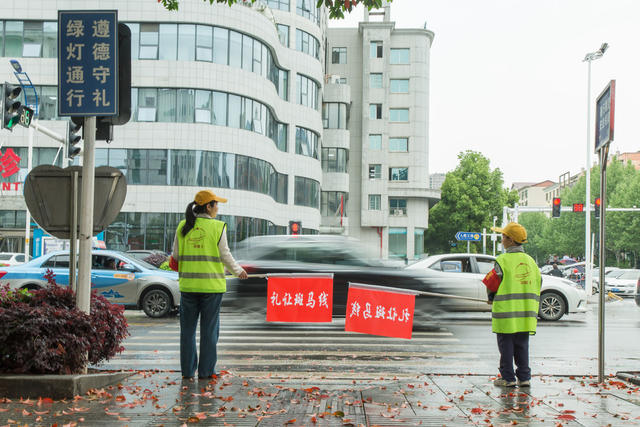 妈妈  孩子  周日  工作  社区  片长  陪伴  小区