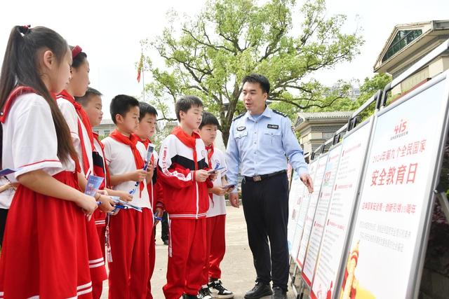  共筑  国家安全  防线