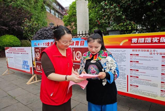 凤凰县  工作人员 从文广场游客 市民 宣传 国家安全法。全民国家安全教育日 广场  商场 
 社区  景点 企业 
