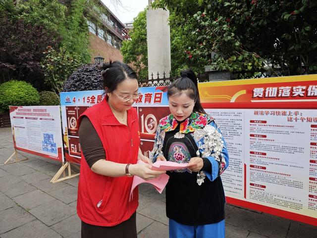 凤凰县  工作人员 从文广场游客 市民 宣传 国家安全法。全民国家安全教育日 广场  商场 
 社区  景点 企业 