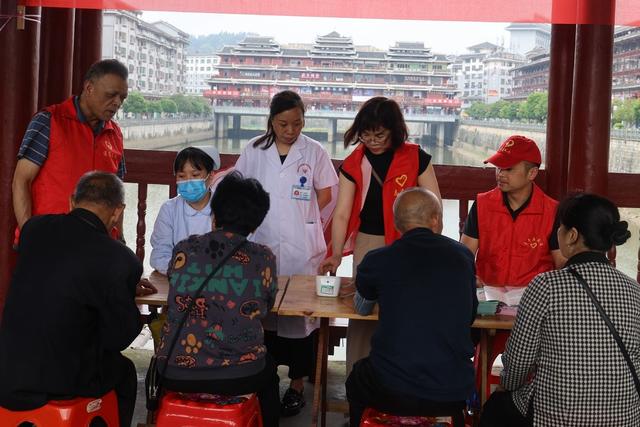 风雨桥、医务人员、免费诊疗、义诊、群众、健康咨询、医疗服务