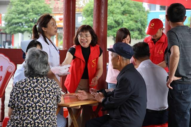 风雨桥、医务人员、免费诊疗、义诊、群众、健康咨询、医疗服务