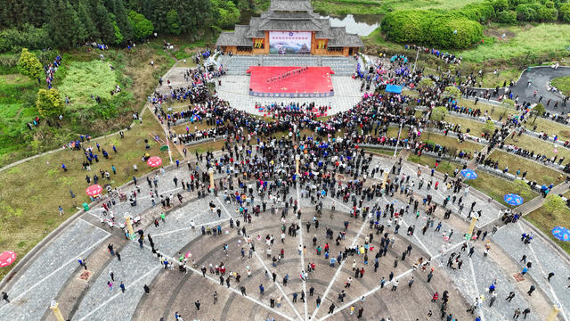 大戊梁歌会   侗族群众  各地游客     