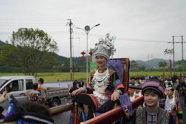 大戊梁歌会   侗族群众  各地游客     