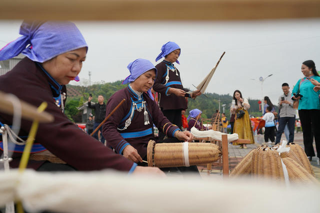 大戊梁歌会   侗族群众  各地游客     