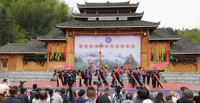 大戊梁歌会   侗族群众  各地游客     