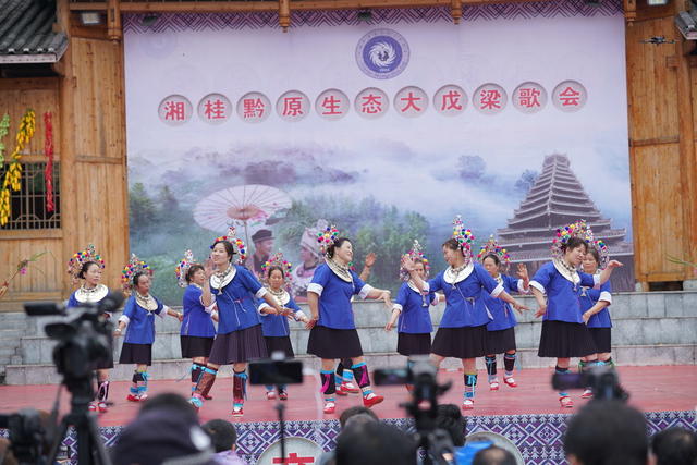 大戊梁歌会   侗族群众  各地游客     