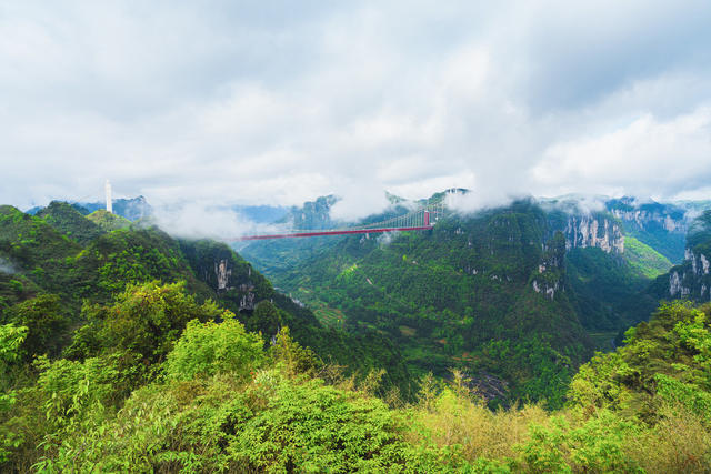 谷雨时节  矮寨苗山、矮寨大桥美如画