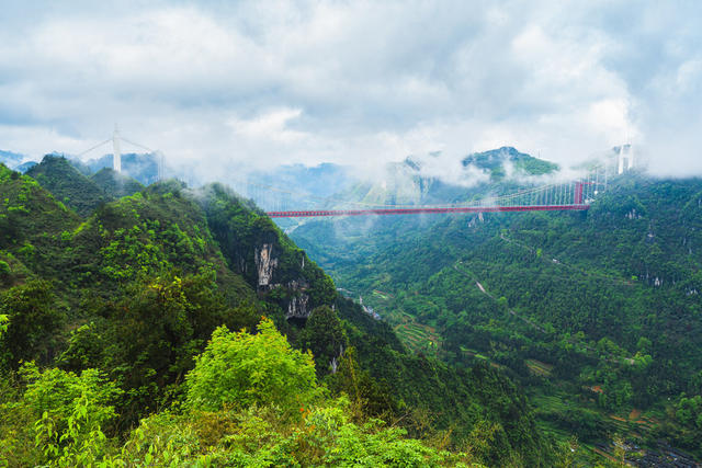 谷雨时节  矮寨苗山、矮寨大桥美如画