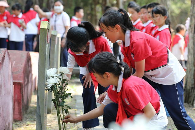 鲜花 献英烈 烈士陵园