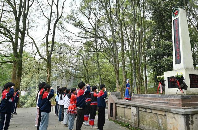 祭奠英灵 清明 教育 爱国主义教育 红色教育 烈士纪念碑 红色基因 学校 学生 缅怀先烈